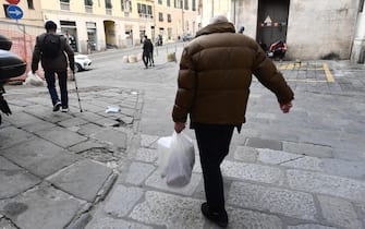 La distribuzione di generi alimentari organizzata dalla Comunita' di Sant'Egidio alla mensa di S.Sabina nel centro storico della citta'. I volontari gestiscono 10 punti in tutta Genova. Molti stranieri, ma anche anziani soli che non riescono ad arrivare a fine del mese con la pensione, e negli ultimi mesi anche famiglie italiane in difficolta' sia lavorative che economiche. Genova, 08 marzo 2021.
ANSA/LUCA ZENNARO