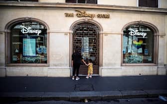 Un Disney store chiuso a Roma durante lo sciopero