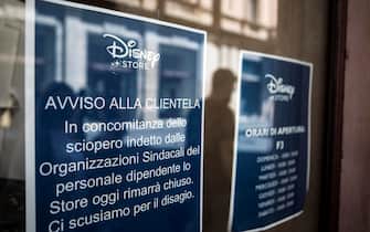 Un Disney store chiuso a Roma durante lo sciopero