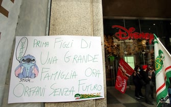 Sciopero lavoratori negozi Disney store a Milano