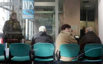 Anziani in attesa in un ufficio Inps di Napoli in una foto d'archivio. ANSA / CIRO FUSCO 
