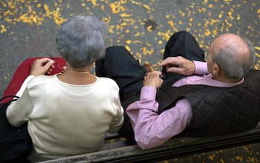 Una coppia di anziani in un parco in una foto d'archivio. ANSA / FRANCO SILVI