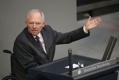Schäuble: Draghi riduca il debito. Ma altri economisti non concordano