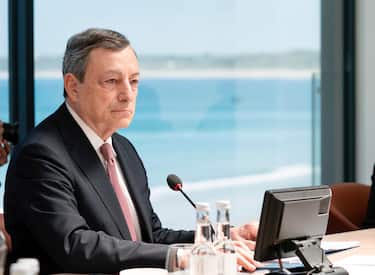 Il premier Mario Draghi durante il meeting  G7 a Carbis bay, 13 giugno 2021.
ANSA/ CHIGI PALACE PRESS OFFICE/ FILIPPO ATTILI +++ ANSA PROVIDES ACCESS TO THIS HANDOUT PHOTO TO BE USED SOLELY TO ILLUSTRATE NEWS REPORTING OR COMMENTARY ON THE FACTS OR EVENTS DEPICTED IN THIS IMAGE; NO ARCHIVING; NO LICENSING +++