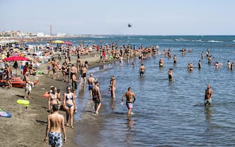 Persone al mare in spiaggia ad Ostia durante la Fase 3 dell'emergenza per il Covid-19 Coronavirus, Roma, 05 luglio 2020. ANSA/ANGELO CARCONI