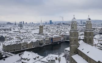 epa08939264 View of the snow-covered Grossmuenster church in Zurich, Switzerland, 15 January 2021. Record-breaking amounts of fresh snow have fallen in parts of Switzerland since Wednesday, with a massive impact on traffic.  EPA/ENNIO LEANZA