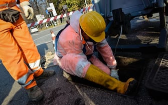 Tecnici impegnati nell'installazione di cavi di fibra ottica