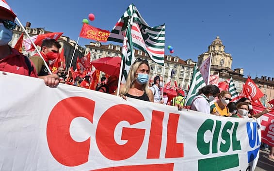 Unions mobilize against the government, three demonstrations expected in May