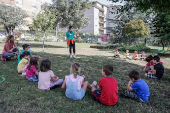 Alcuni bambini partecipano al centro estivo organizzato in un parco dalla scuola per l'infanzia ''In Crescendo'', Roma 15 giugno 2020. ANSA/FABIO FRUSTACI