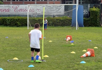 Bambini svolgono attività sportive in un centro estivo comunale per bambini presso le scuole a San Donato Milanese, 15 Giugno 2020. Ansa /Andrea Canali