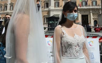 Roma, Manifestazione delle imprese dei matrimoni per chiedere la data di ripartenza di tutte le cerimonie e i ristori adeguati.

 Pictured :