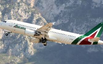 nella foto un airbus Alitalia (Terrasini (PA) - 2019-03-24, Alberto Lo Bianco) p.s. la foto e' utilizzabile nel rispetto del contesto in cui e' stata scattata, e senza intento diffamatorio del decoro delle persone rappresentate