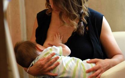 Covid, lo studio: il latte delle mamme vaccinate può proteggere i bebè
