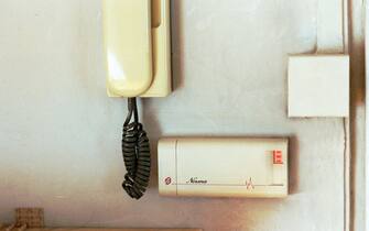 FOTO DI ARCHIVIO ELETTRODOMESTICI IMPIANTO IN APPARTAMENTO DI ANTIFURTO (MILANO - 2000-04-12, ) p.s. la foto e' utilizzabile nel rispetto del contesto in cui e' stata scattata, e senza intento diffamatorio del decoro delle persone rappresentate