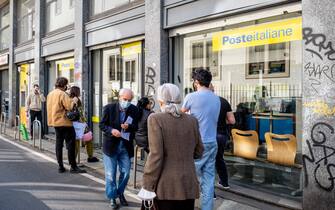 Milano - 02-04-2021 -  Un postino portalettere effettua una prenotazione tramite il palmare. Vaccini anti covid-19 per fascia 75 79 anni. Prenotazione tramite Poste italiane in Regione Lombardia. (Milano - 2021-05-05, MARCO PASSARO) p.s. la foto e' utilizzabile nel rispetto del contesto in cui e' stata scattata, e senza intento diffamatorio del decoro delle persone rappresentate