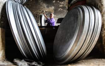 Il processo di essiccazione di pentole e padelle da cucina in alluminio a Mit Ghamr, Dakahlia, 80 km a nord est del Cairo, Egitto