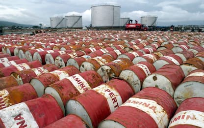 Petrolio, le aziende “lavatrici” del greggio russo dall’India a Dubai