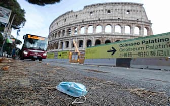 Mascherine gettate in terra nei pressi del Colosseo, durante l'emergenza Covid-19, Roma, 5 dicembre 2020. ANSA/MASSIMO PERCOSSI