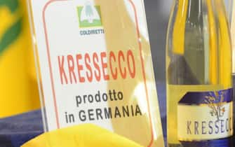 Una bottiglia di imitazione del Prosecco scovata dalla Coldiretti in Crimea in una foto diffusa dall'ufficio stampa il 28 febbraio 2015.
ANSA/ UFFICIO STAMPA COLDIRETTI ++HO - NO SALES EDITORIAL USE ONLY - NO ARCHIVE ++