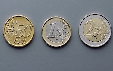 UNSPECIFIED - JANUARY 09: 20 cent, 50 cent, 1 euro and 2 euro coins, reverse depicting a map of Europe. Europe, 21st century. (Photo by DeAgostini/Getty Images)