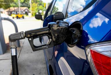 Caro benzina: oggi a 1,67 euro/litro, ai massimi dal 2014
