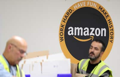 Amazon aumenta lo stipendio dell’8% agli impiegati nei siti logistici