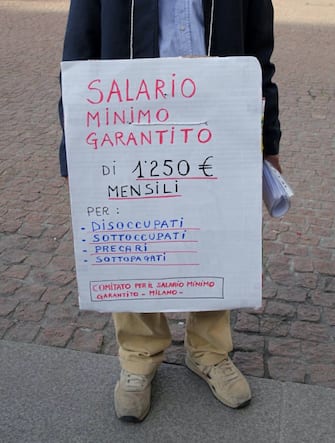 Manifestazione per il salario minimo garantito a Milano