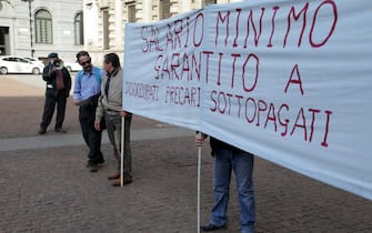 Striscione esposto durante una manifestazione per il salario minimo garantito a Milano