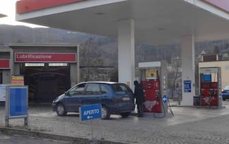 Bettola (Piacenza), il distributore di benzina della famiglia Bersani. Sergio Bersani, il cugino di Pierluigi, davanti al distributore di benzina di proprietà della famiglia