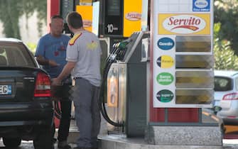 Caro benzina, in diverse zone superato il picco dei due euro al litro sul servito. In foto un distributore a Napoli coi prezzi odierni