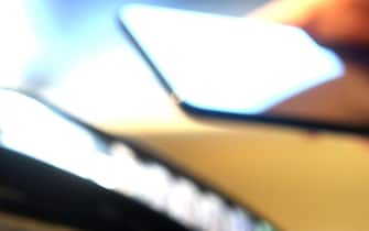 Apple Pay il metodo di pagamento elettronico ideato dall'azienda di Cupertino.  E' un sistema collegato direttamente alla carte elettroniche. Funziona avvicinando l'iPhone o l'Apple Watch al POS dei negozi che accettano pagamenti contactless (tenendo premuto il sensore Touch ID) Milano, 16  Maggio 2017.
ANSA / MATTEO BAZZI