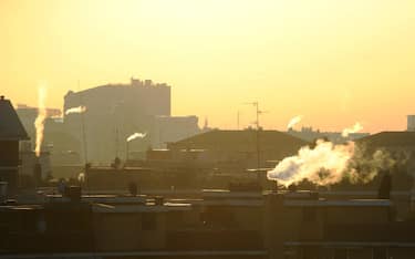 INQUINAMENTO ATMOSFERICO A MILANO DA RISCALDAMENTO DOMESTICO, FUMO DAI COMIGNOLI (Milano - 2015-12-30, Maurizio Maule) p.s. la foto e' utilizzabile nel rispetto del contesto in cui e' stata scattata, e senza intento diffamatorio del decoro delle persone rappresentate