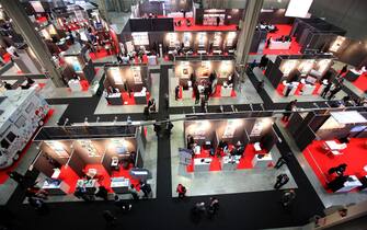 Alcuni stand della fiera Smau, dedicata all'innovazione e al digitale per le imprese e le amministrazioni locali, inaugurata a Fieramilanocity,  21 ottobre 2015 a Milano. 
ANSA / MATTEO BAZZI