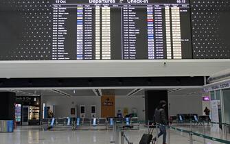 La schermata dell'aeroporto di Fiumicino con le partenze