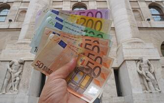 Euro , soldi banconote - inflazione e dìcrollo della borsa