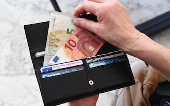 Un  portafoglio con banconote in euro, Genova  14 marzo 2018 
ANSA/LUCA ZENNARO
