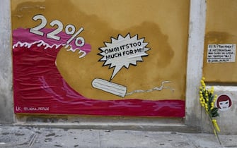 Un murales sulla tassazione al 22% degli assorbenti