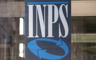 Il logo dell'Inps all'ingresso di un edificio