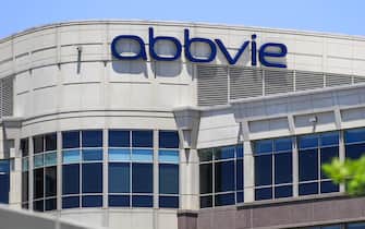 epa07673277 The office facilities of US drug manufacturer AbbVie is seen in Mettawa, Illinois, USA, 25 June 2019. According to reports AbbVie, the maker of the rheumatoid arthritis drug Humira, will purchase Irish Botox manufacturer Allergan for 63 billion USD. It is expected to be one of the largest deals in the pharmaceutical sector. The company will be headed by Richard Gonzalez and headquartered in the Chicago, Illinois, USA area.  EPA/TANNEN MAURY