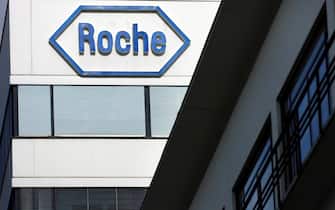 epa08984083 (FILE) - A file picture dated 12 August 2005 shows the logo of Swiss pharmaceutical company Roche at the headquarters in Basle, Switzerland (reissued 03 February 2021). Roche is due to publish their 2020 full year results on 04 February 2021.  EPA/STEFFEN SCHMIDT
