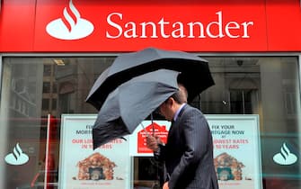 epa08777968 (FILE) - A file photograph dated 27 May 2009 showing pedestrians passing a Santander bank branch in London, Britain (reissued 27 October 2020). Santander on 27 October 2020 published their 3rd quarter fresults, saying their net operating income in 3rd quarter  stood at 6,008 million euro, while net operating income for nine months was at 17,569 million euro.  EPA/ANDY RAIN *** Local Caption *** 02562435