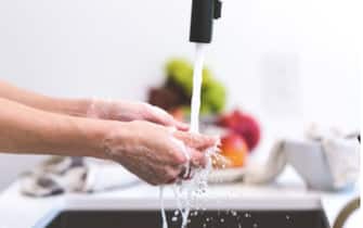 Una persona si lava le mani 