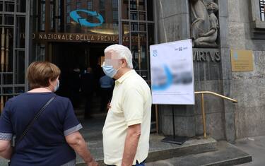 Milano - Piazza Missori sede inps -palazzo piacentini - rinasce nel cuore di Milano e riparte con la caritas per aiutare gli altri (MILANO - 2021-06-16, Francesco Rossi) p.s. la foto e' utilizzabile nel rispetto del contesto in cui e' stata scattata, e senza intento diffamatorio del decoro delle persone rappresentate