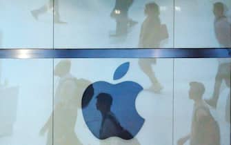 epa08967897 (FILE) - People walk past an Apple logo at an Apple store in New York, New York, USA, 01 August 2018 (reissued 26 January 2021). Apple is to release their financial year 2021 1st quarter results on 27 January 2021.  EPA/JUSTIN LANE *** Local Caption *** 56215821