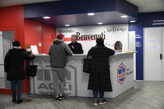 Domande per il Reddito di cittadinanza alla sede ACLI di via della signora Domande per il Reddito di cittadinanza alla sede ACLI di via della signora (Milano - 2019-03-07, Marco Passaro) p.s. la foto e' utilizzabile nel rispetto del contesto in cui e' stata scattata, e senza intento diffamatorio del decoro delle persone rappresentate