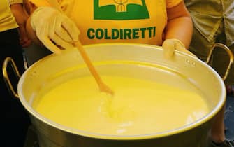 Preparazione di un formaggio durante un'iniziativa di Coldiretti