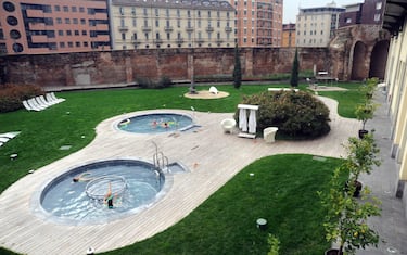 TERME DI MILANO IN VIA FILIPPETTI, PISCINE CON IDROMASSAGGIO NEL GIARDINO ESTERNO DELLE TERME IN UNA GIORNATA DI INVERNO (Milano - 2012-11-14, Maurizio Maule) p.s. la foto e' utilizzabile nel rispetto del contesto in cui e' stata scattata, e senza intento diffamatorio del decoro delle persone rappresentate