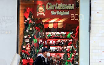 Una vetrina di un negozio con addobbi natalizi