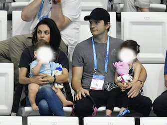 epa06093045 US actress Mila Kunis (L) and her husband US actor Ashton Kutcher with their children during the women's 3m synchro springboard final of the 17th FINA Swimming World Championships at Duna Arena in Budapest, Hungary, 17 July 2017.  EPA/Tibor Illyes HUNGARY OUT