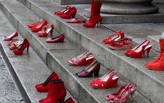 In occasione della giornata mondiale contro la violenza sulle donne, il teatro Regio di Parma ha posizionato sugli scalini dell'ingresso alcune scarpe rosse, 25 novembre 2019. ANSA/SANDRO CAPATTI